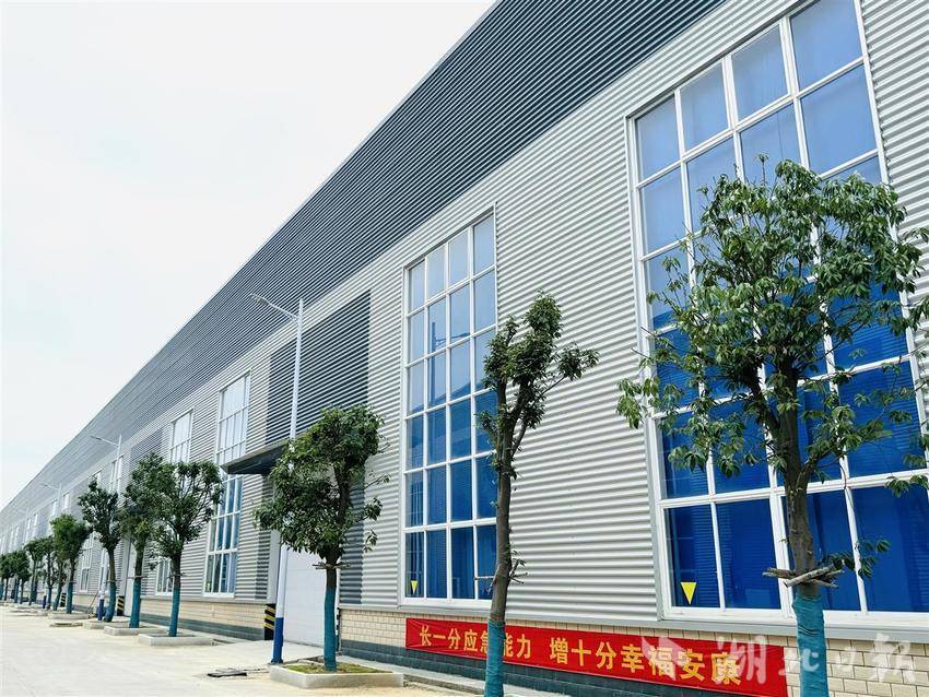 隨州金龍新材料高性能紡織車間投產(chǎn)，一塊布吸引暑期實(shí)習(xí)大學(xué)生“圍觀”